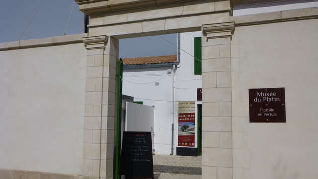 Serpenteando por las callejuelas de La Flotte junto al Musée du Platin