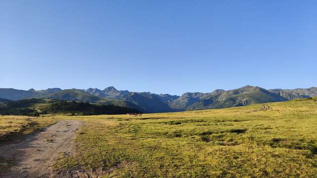 High altitude walk in Beille: The Piparlan hut