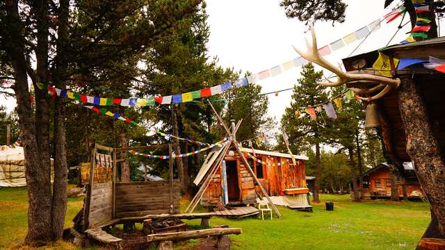 Yourtes et Tipis  en été - Angaka