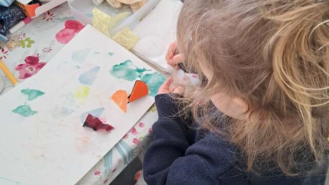 Oh les couleurs de l’eau ! | Atelier sensoriel et arts plastiques pour tout-petits