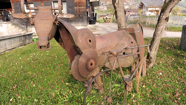 Art vache : sculpture "La vache allaitée"
