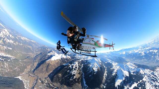 Saut en parachute depuis un hélicoptère