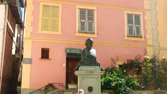 Fontaine et Monument à l'Abbé Jacques Spinelli