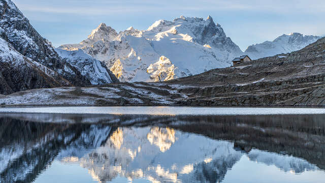 Goleon Lake and Hut