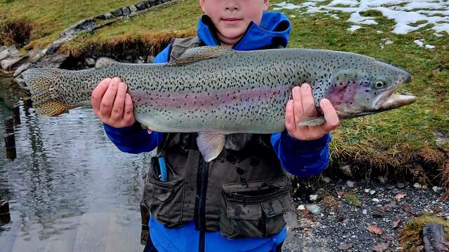 Pêche dans le lac bleu en hiver