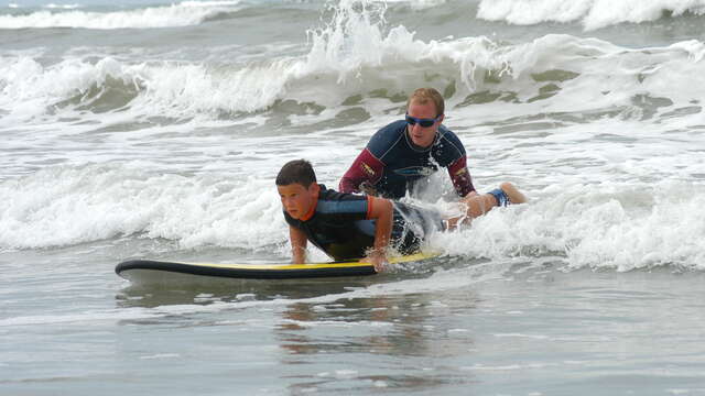 Surfen und Schwimmunterricht zu Hause durch Swim and Surf