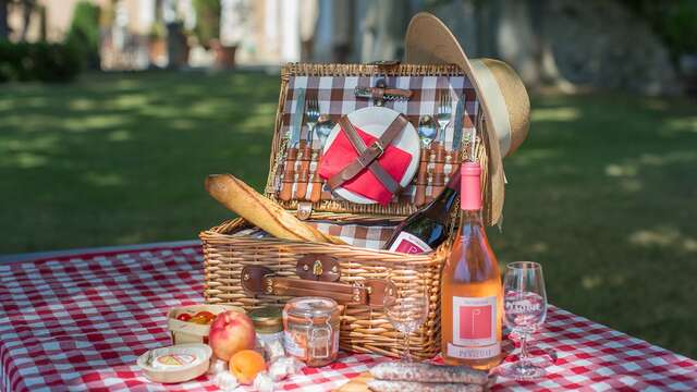 Vineyard picnic at Château Pesquié