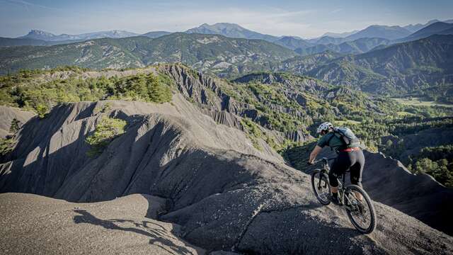 «Fameux» Enduro in the Black Lands