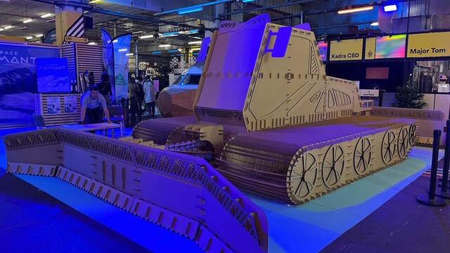Ausstellung eines Pistenfahrzeugs aus Karton in Originalgröße
