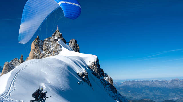 Vol en parapente depuis l'Aiguille du Midi.