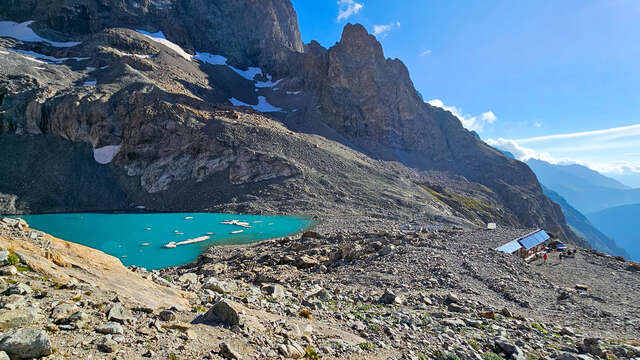 Le lac et le refuge du Pavé