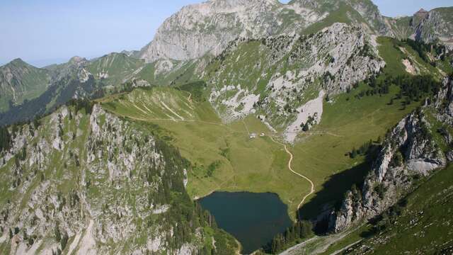 Randonnée géologique : les trois histoires cachées dans les paysages du lac d’Arvouin