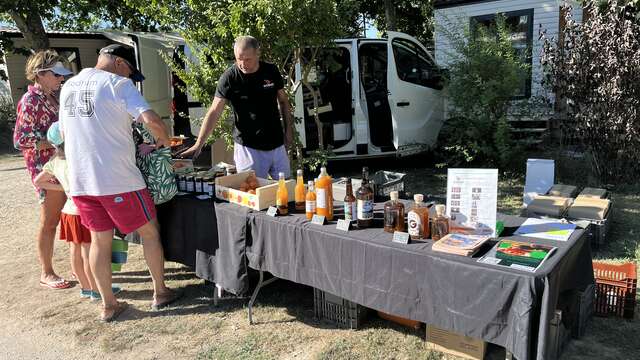 Marché au camping en soirée