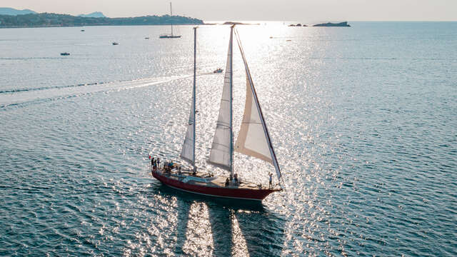 Sonnenuntergangsausflug auf einem Segelboot