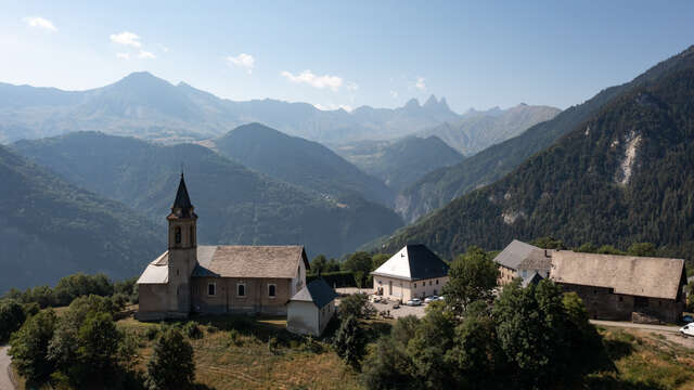 A sensory guided tour of the church and the village - Métal & Bois