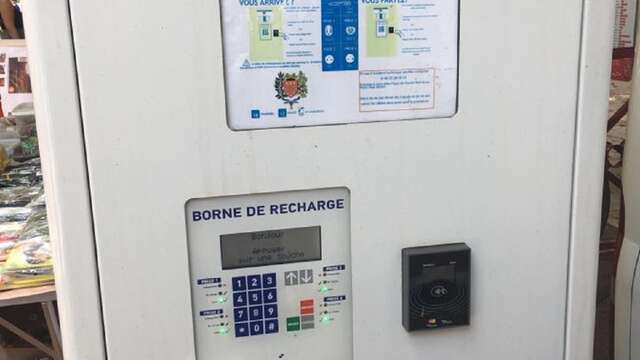 Borne de recharge pour véhicules électriques