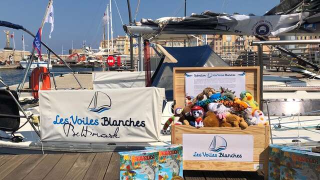 Arrivée du « Pirate Blanc » à Saint-Tropez / Opération caritative « Les Voiles Blanches »