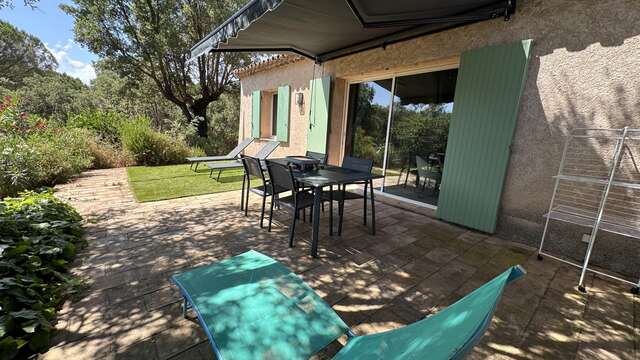 Domaine des Vallats "Terrasse über den Weinbergen".