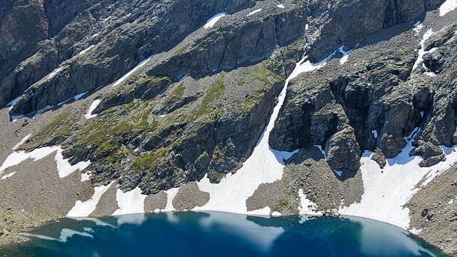 Refuge Evariste Chancel et lac de Puy Vachier depuis 2400m