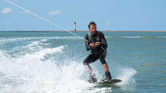 Wakeboard et wakesurf, sensation glisse avec Ré Glisse