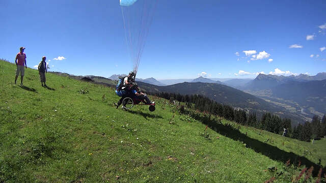 Handisport : Baptême de l'air en parapente pour personnes à mobilité réduite (PMR)