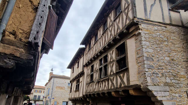 Apprendre à entretenir une maison en pans de bois, chantier participatif avec l'artisan Benoît Massip de Maisons Paysannes de France