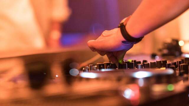Concierto en la playa - DJ Nina Ly en La Vague