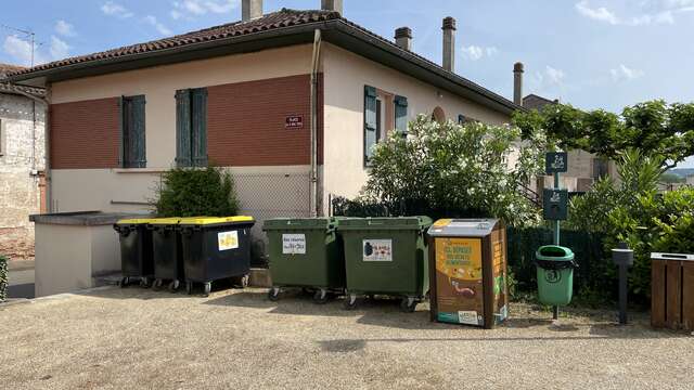 Bornes de tri sélectif Place du 8 Mai 1945