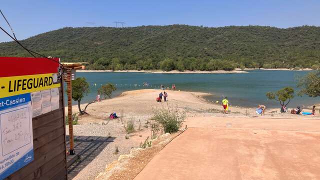 Plage surveillée du lac de Saint Cassien