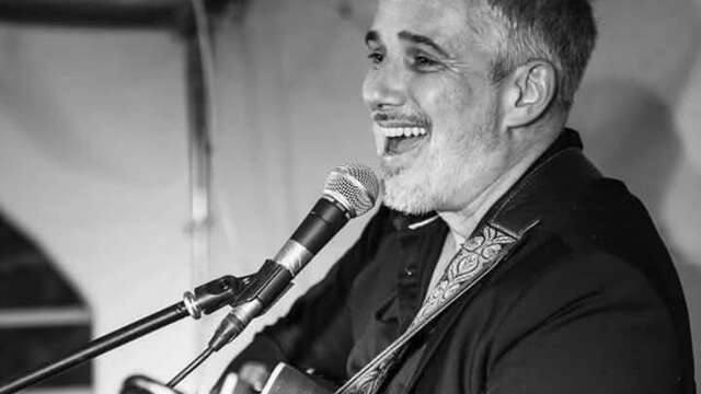 Repas en musique au Bô Bar avec Léo, chanteur des Raspigaous