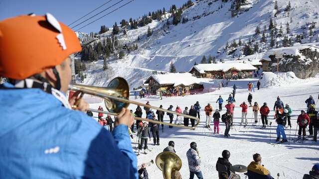 Musical entertainment with the brass band  "Les boules de feu"