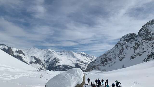 Snowshoeing by night - a walk under the stars or a night in an igloo with Bureau Montagne Horizons