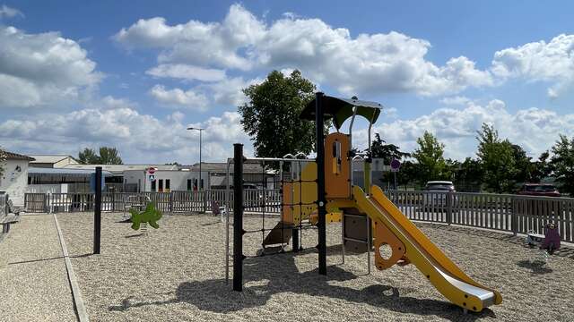 Aire de jeux à Léribosc