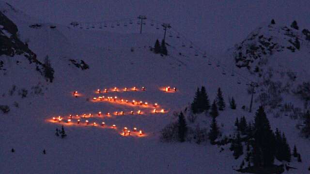Descente aux flambeaux des moniteurs de l'école du ski français