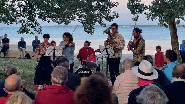 Concert et lecture sur le port de Loix