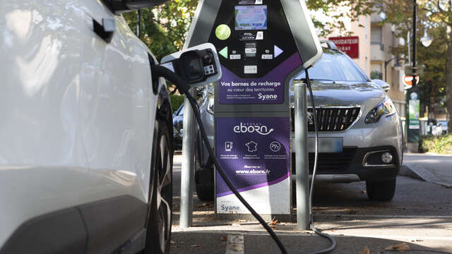 Borne de recharge électrique au Col du Lautaret