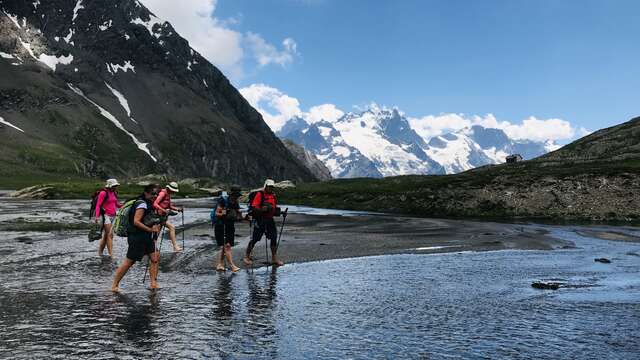 Hikes to discover the lakes and peaks in the country of La Meije with the Hotel le Faranchin