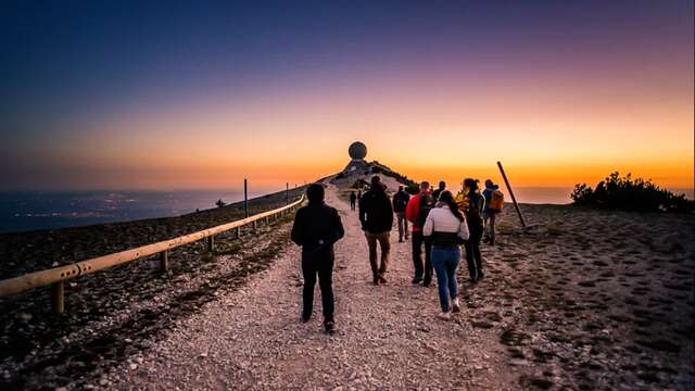 Sunset hiking with AVentoux'Rando