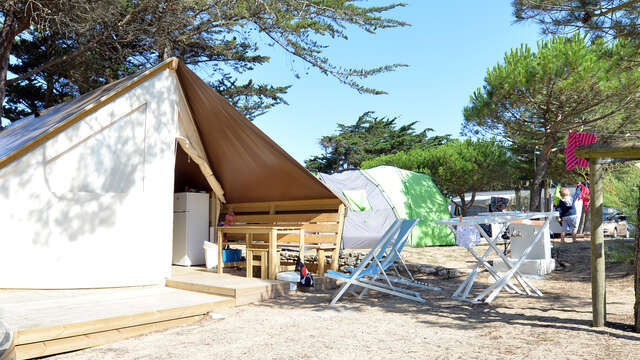 Übernachtung in einem Ökolodge-Zelt auf dem Campingplatz im Loire-Tal in Re