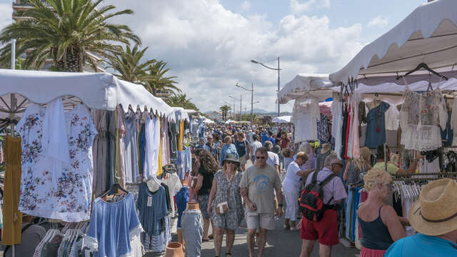 Marché de Fréjus-Plage bord de mer