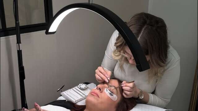 Nagelprothetikerin und Wimpernverlängerung, Caminails