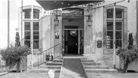 Il étouffe des perroquets