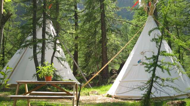 Camping Forêt des Mélèzes et village Sioux