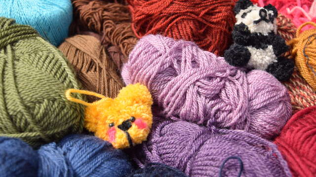 Atelier laine : porte-clef ours pompons