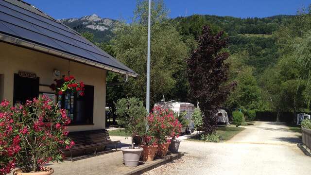 Aire d'accueil camping-car - Les Cyclamens