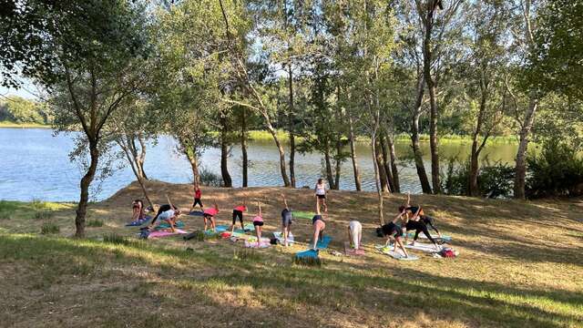 Yoga au bord du lac