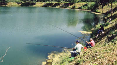 Fishing at Glandieu artificial lake
