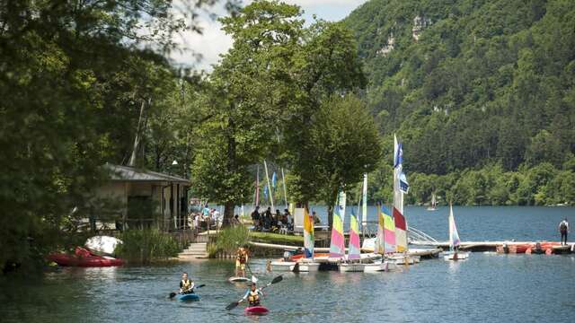 Canoeing, yoga kayaking, paddleboarding, canoeing and windsurfing on Lake Nantua