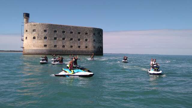 Viaje en moto de agua alrededor de Fort Boyard por Ré Glisse