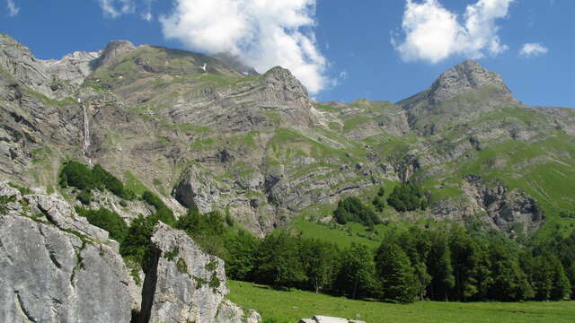 sentier pédestre : la Pierre Fendue depuis Lintre
